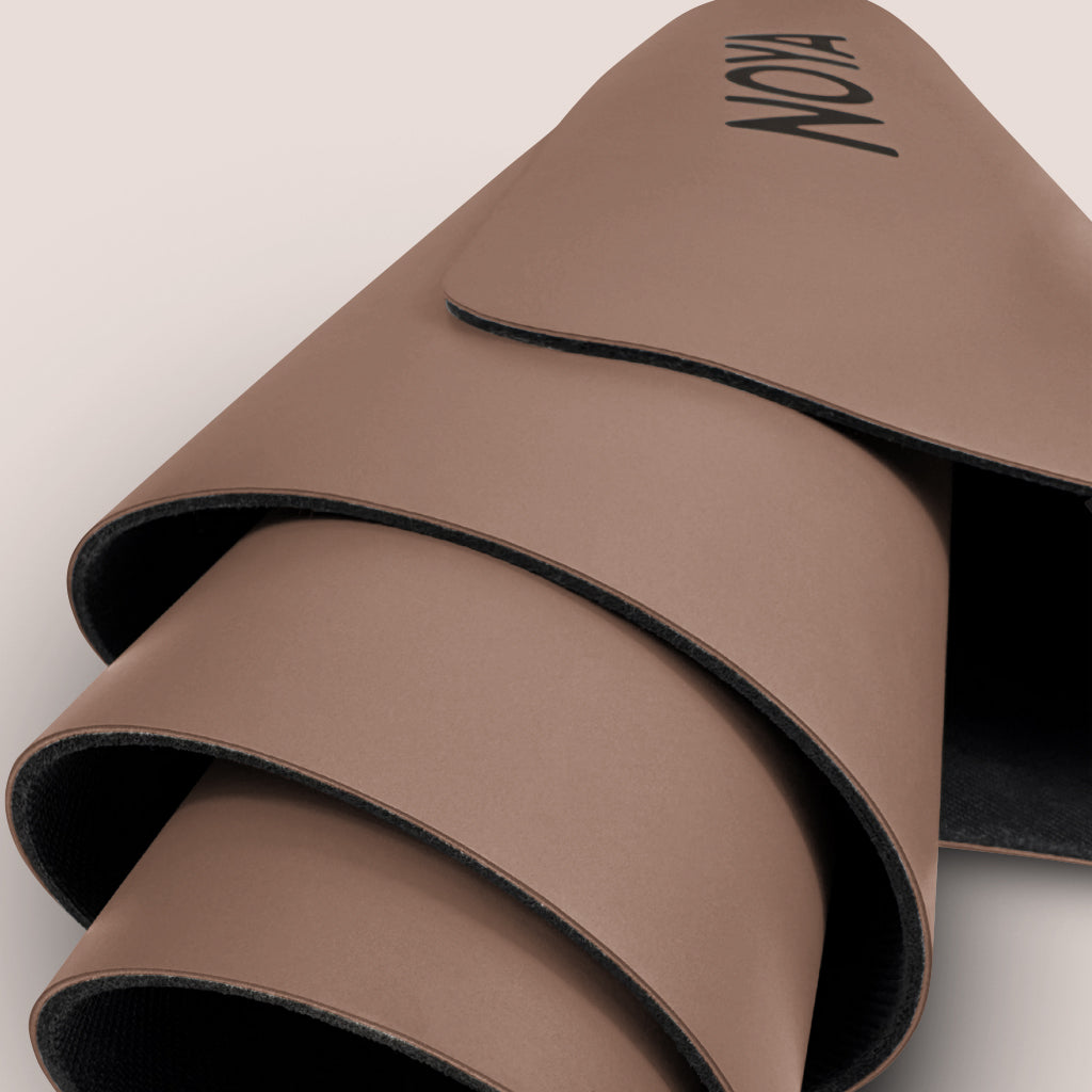 NOYA Elevated Mat en Mocha, roulé