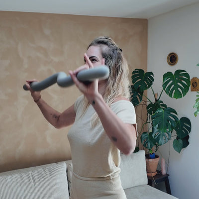 Sophie using the NOYA Form Bar at home: overhead press and shoulder carry